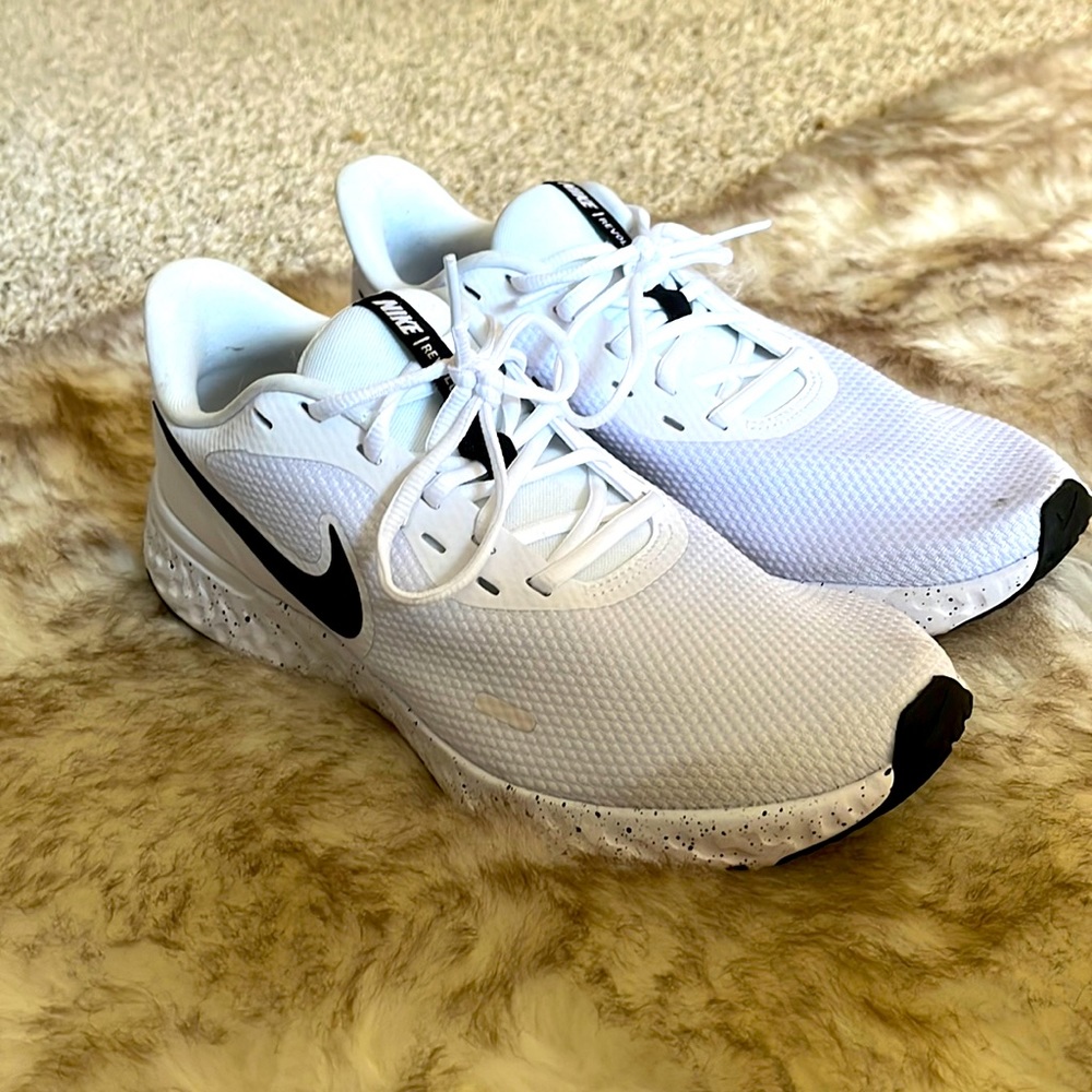 Nike tennis shoes size 10